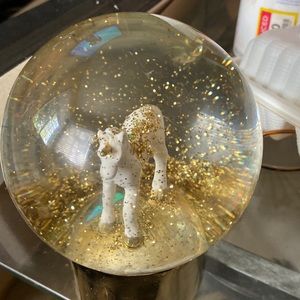 White unicorn snow globe weight it’s about one and half pound